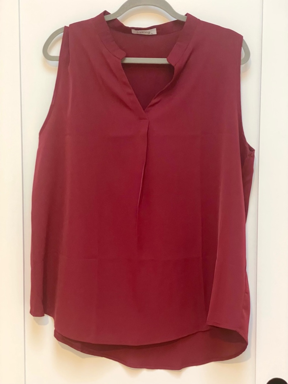 ☀️2/$20 LyKing Sleeveless Burgundy V-Neck Blouse High Low Tunic Length Top | EUC